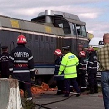 O cisternă cu motorină a fost lovită de un tren. Patru persoane au fost rănite