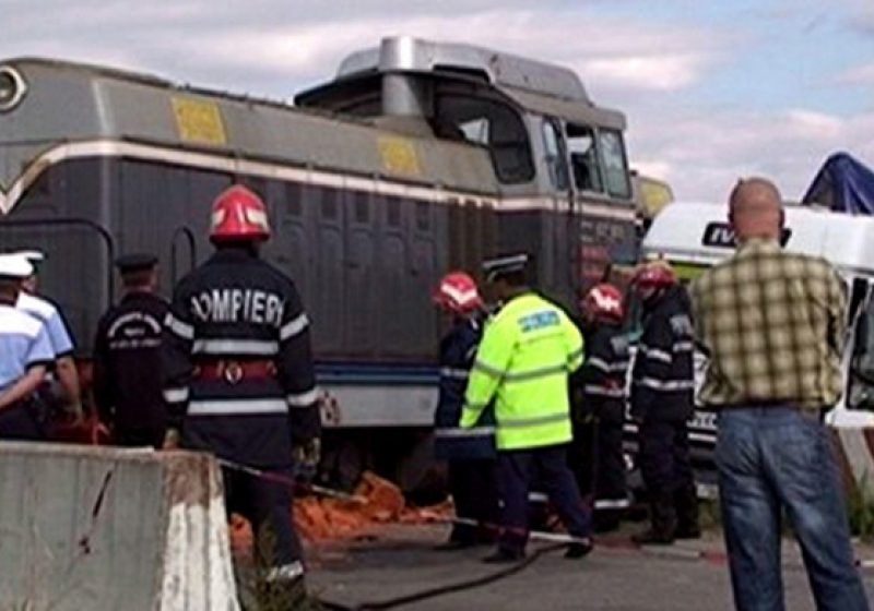 O cisternă cu motorină a fost lovită de un tren. Patru persoane au fost rănite