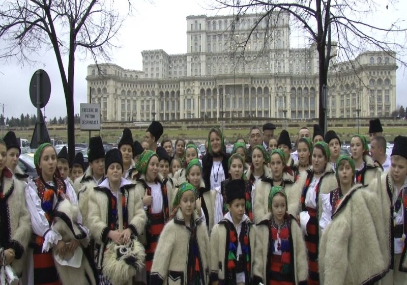 Micuţii sigheteni…cu colindul prin capitală Micuţii sigheteni…cu colindul prin capitală