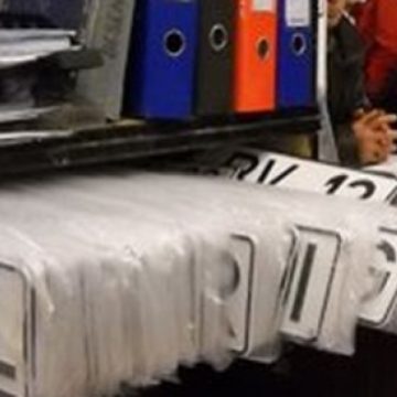 Poliţiştii au depistat pe o stradă din Borşa un autoturism care circula fără plăcuţe de înmatriculare în care au găsit mai multe obiecte suspecte Poliţiştii au depistat pe o stradă din Borşa un autoturism care circula fără plăcuţe de înmatriculare în care au găsit mai multe obiecte suspecte