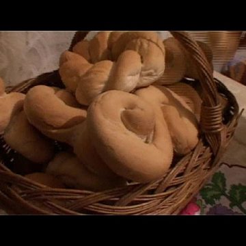 Curtuiuşu Mare: Colindătorii sunt cinstiţi cu pupăze şi coci, simbolurile frumuseţii şi sănătăţii
