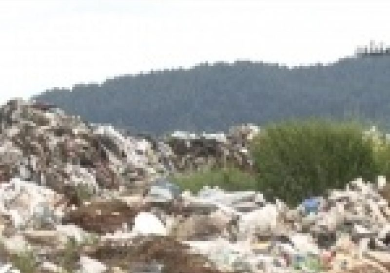 Localnicii din Moisei se arată indignaţi la aflarea veştii că în localitatea lor se va ameneja o staţie de transfer a gunoiului menajer Localnicii din Moisei se arată indignaţi la aflarea veştii că în localitatea lor se va ameneja o staţie de transfer a gunoiului menajer