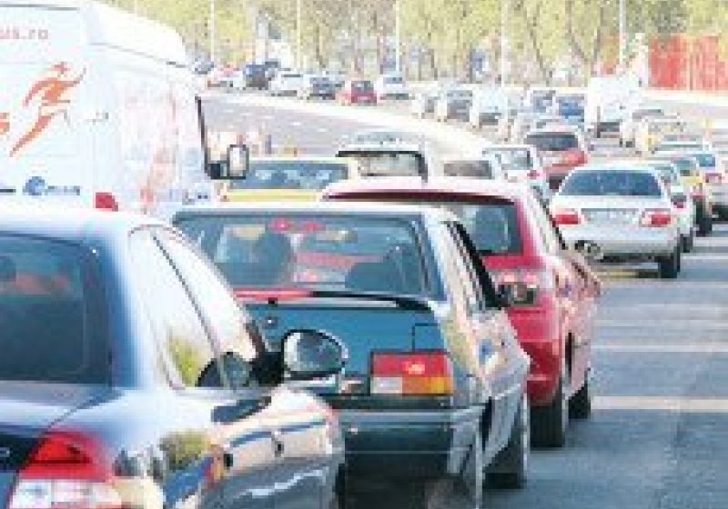 SIGHET: Trafic bară la bară şi soferi iresponsabili care parcheaza pe unde apucă
