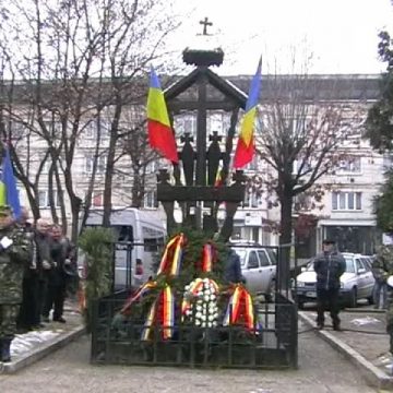 Baia Mare: Un revoluţionar a adresat injurii reprezentanţilor PDL şi UDMR la comemorarea eroilor martiri ai Revoluţiei din 1989