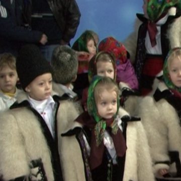 Un grup de micuti de la Grădiniţa cu Program Prelungit nr 9 din Sighetu Marmatie au colindat azi redacţia de ştiri TV Sighet şi Sighet FM