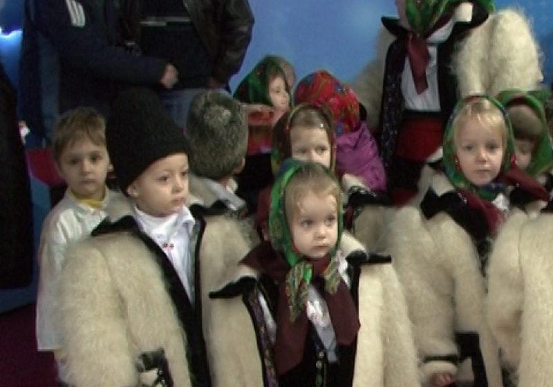 Un grup de micuti de la Grădiniţa cu Program Prelungit nr 9 din Sighetu Marmatie au colindat azi redacţia de ştiri TV Sighet şi Sighet FM Un grup de micuti de la Grădiniţa cu Program Prelungit nr 9 din Sighetu Marmatie au colindat azi redacţia de ştiri TV Sighet şi Sighet FM