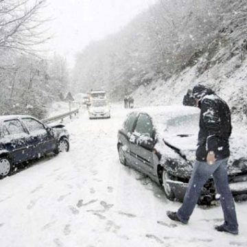 A pierdut controlul asupra autoturismului şi s-a răsturnat în partea dreaptă a direcţiei de mers pe raza localităţii Moisei A pierdut controlul asupra autoturismului şi s-a răsturnat în partea dreaptă a direcţiei de mers pe raza localităţii Moisei