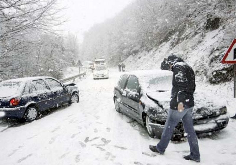 A pierdut controlul asupra autoturismului şi s-a răsturnat în partea dreaptă a direcţiei de mers pe raza localităţii Moisei