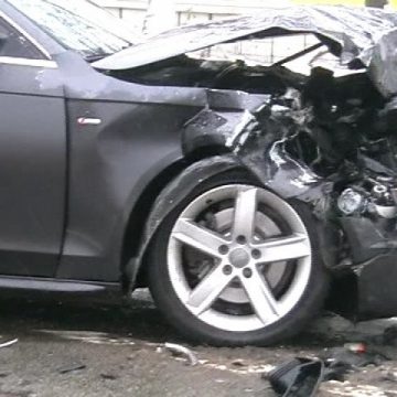 Baia Mare: Partea din faţă a unui Audi s-a distrus în totalitate în urma unei ciocniri violente cu un autoturism Dacia Solenza Baia Mare: Partea din faţă a unui Audi s-a distrus în totalitate în urma unei ciocniri violente cu un autoturism Dacia Solenza