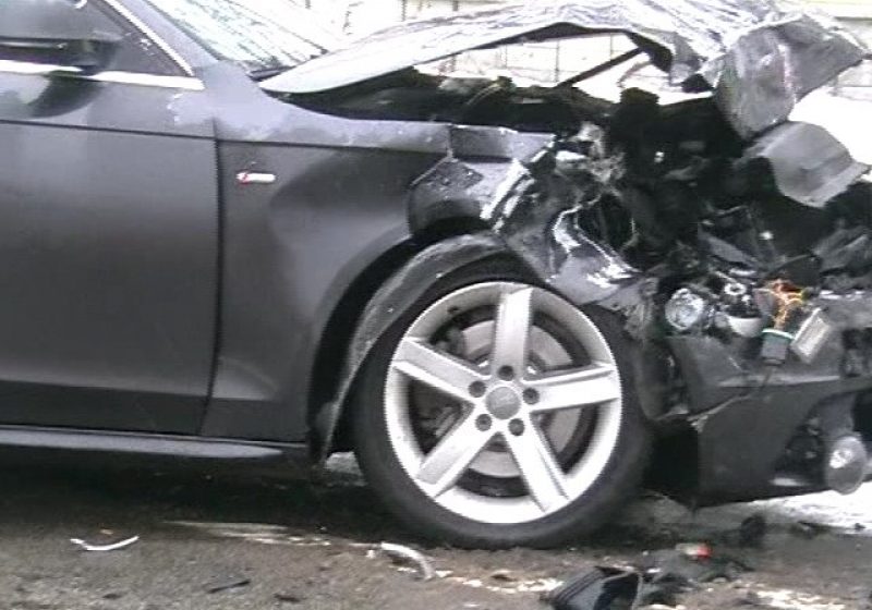 Baia Mare: Partea din faţă a unui Audi s-a distrus în totalitate în urma unei ciocniri violente cu un autoturism Dacia Solenza
