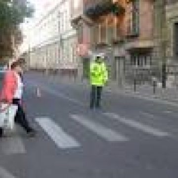 Un băiat de 9 ani, neatent, a traversat strada neregulamentar şi norocul a făcut să nu fie accidentat grav Un băiat de 9 ani, neatent, a traversat strada neregulamentar şi norocul a făcut să nu fie accidentat grav