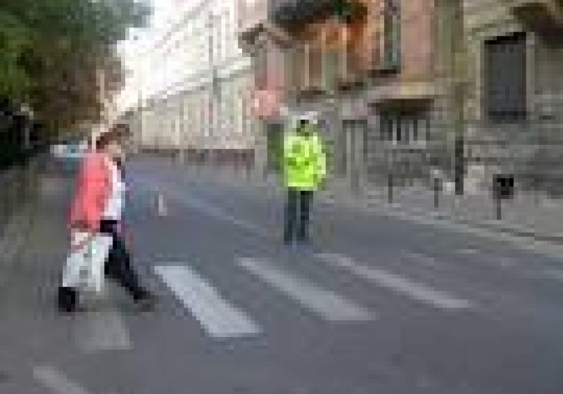 Un băiat de 9 ani, neatent, a traversat strada neregulamentar şi norocul a făcut să nu fie accidentat grav