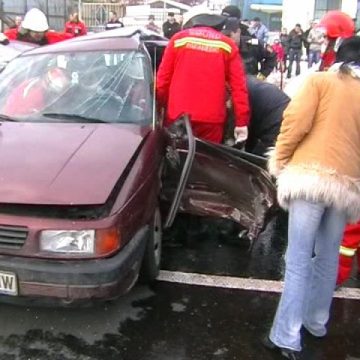 Baia Mare: ACCIDENT RUTIER, O PERSOANĂ ÎNCARCERATĂ – O şoferiţă din Cavnic a ajuns la spital cu leziuni grave Baia Mare: ACCIDENT RUTIER, O PERSOANĂ ÎNCARCERATĂ – O şoferiţă din Cavnic a ajuns la spital cu leziuni grave
