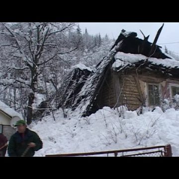 Cavnic: SUB NĂMEŢI – Locuitorii sapă tranşee pentru a putea ieşi din case. Două acoperişuri s-au prăbuşit din cauza zăpezii Cavnic: SUB NĂMEŢI – Locuitorii sapă tranşee pentru a putea ieşi din case. Două acoperişuri s-au prăbuşit din cauza zăpezii