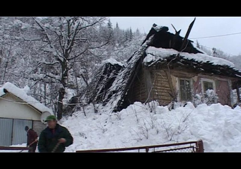 Cavnic: SUB NĂMEŢI – Locuitorii sapă tranşee pentru a putea ieşi din case. Două acoperişuri s-au prăbuşit din cauza zăpezii Cavnic: SUB NĂMEŢI – Locuitorii sapă tranşee pentru a putea ieşi din case. Două acoperişuri s-au prăbuşit din cauza zăpezii