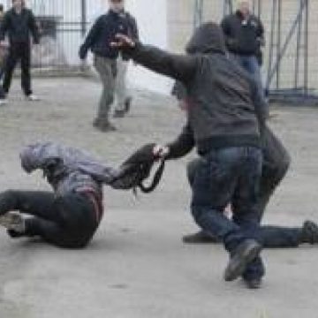 Sighetu Marmaţiei: Agresiune pe strada Alexandru Ivasiuc Sighetu Marmaţiei: Agresiune pe strada Alexandru Ivasiuc