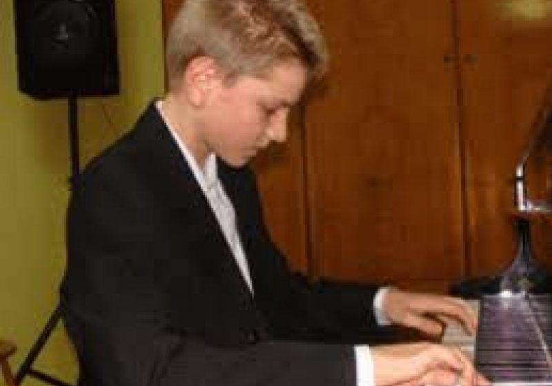 SIGHET: Boţac Alexandru – Cadmiel, tânărul pianist sighetean studiază acuma pianul la Cluj- Napoca şi se pregăteşte intens pentru competiţiile care vor debuta începând cu luna martie