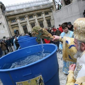 Baia Mare: Sute de băimăreni s-au călcat în picioare pentru a lua apă sfinţită. O bătrână şi-a pierdut conştiinţa
