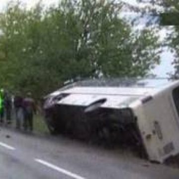Un autobuz cu 27 de pasageri s-a răsturnat la Dâmboviţa Un autobuz cu 27 de pasageri s-a răsturnat la Dâmboviţa