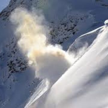 Retezat: Drum blocat de avalanşă! Retezat: Drum blocat de avalanşă!