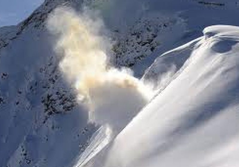 Retezat: Drum blocat de avalanşă!
