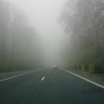 Vizibilitate redusă de ceaţă în Pasurile Gutâi şi Prislop! Polei pe DJ185, Dealul Vălenilor Vizibilitate redusă de ceaţă în Pasurile Gutâi şi Prislop! Polei pe DJ185, Dealul Vălenilor