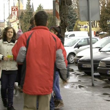 Sighetu Marmaţiei: Tinerii de la Clubul Elevilor Liberali au sărbătorit astăzi 162 de ani de la naşterea marelui poet Mihai Eminescu Sighetu Marmaţiei: Tinerii de la Clubul Elevilor Liberali au sărbătorit astăzi 162 de ani de la naşterea marelui poet Mihai Eminescu