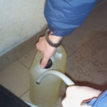 A furat plăcuţe de înmatriculare ca să fure combustibil dar a fost prins de poliţişti A furat plăcuţe de înmatriculare ca să fure combustibil dar a fost prins de poliţişti
