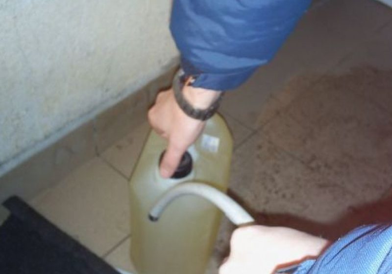 A furat plăcuţe de înmatriculare ca să fure combustibil dar a fost prins de poliţişti A furat plăcuţe de înmatriculare ca să fure combustibil dar a fost prins de poliţişti
