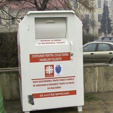 SIGHET: La iniţiativa Asociaţiei CARITAS , in patru locatii din Sighet au fost amplasate containere de culoare alba pentru a colecta de la sigheteni haine pe care aceştia nu le mai folosesc