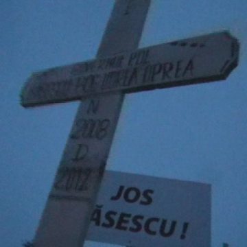 Baia Mare: A patra zi de proteste. Băimărenii au adus în Piaţa Revoluţiei crucea lui Traian Băsescu şi a Guvernului Boc
