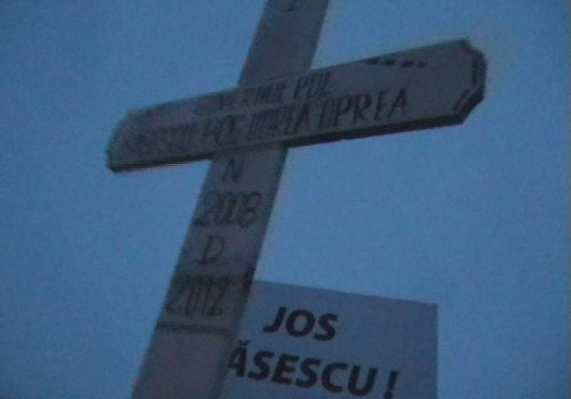 Baia Mare: A patra zi de proteste. Băimărenii au adus în Piaţa Revoluţiei crucea lui Traian Băsescu şi a Guvernului Boc Baia Mare: A patra zi de proteste. Băimărenii au adus în Piaţa Revoluţiei crucea lui Traian Băsescu şi a Guvernului Boc