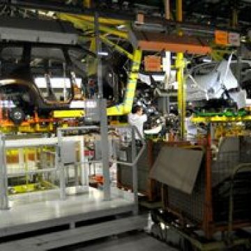 Dacia reia marţi producţia