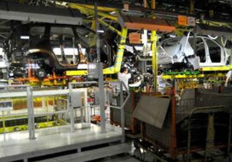 Dacia reia marţi producţia