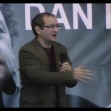 Baia Mare: Peste 1.000 de băimăreni au răspuns prezent lecţiei despre demnitate, susţinută de actorul Dan Puric