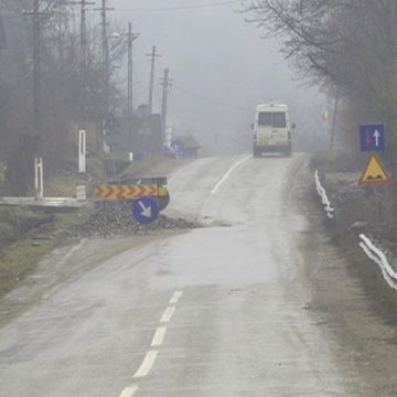 De doi ani de zile se amână reabilitarea unei porţiuni de carosabil care îngreunează mult traficul pe DN 19 în apropiere de localitatea Săpânţa