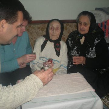 Floare Ungur, maramureşanca centenară cu 42 de nepoţi Floare Ungur, maramureşanca centenară cu 42 de nepoţi