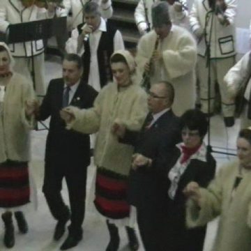 Baia Mare: Autorităţile judeţene şi-au dat "mână cu mână" şi au dansat Hora Unirii în holul Palatului Administrativ Baia Mare: Autorităţile judeţene şi-au dat "mână cu mână" şi au dansat Hora Unirii în holul Palatului Administrativ