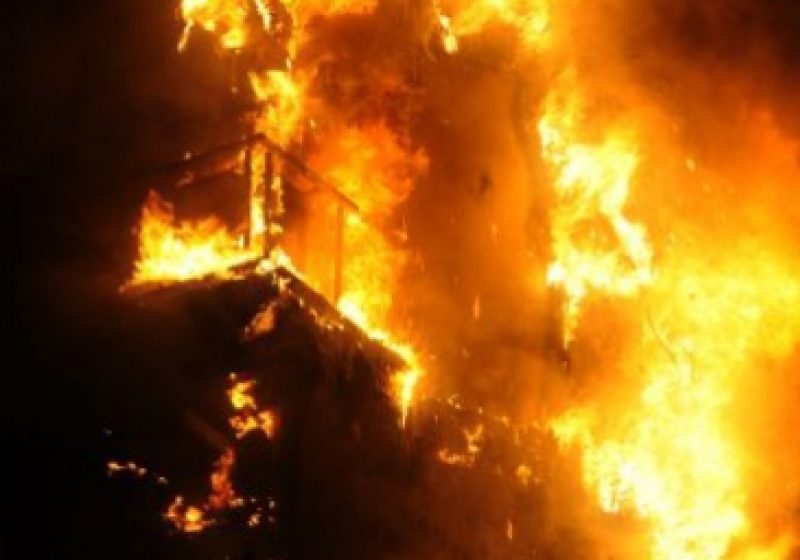 Un incendiu a mistuit acoperişul unei pensiuni din Ocna Şugatag