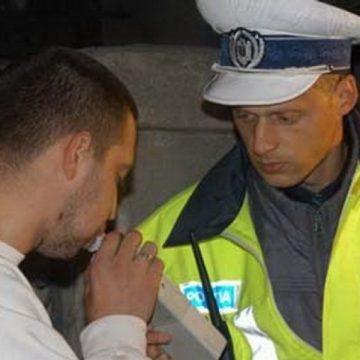 Trei infracţiuni la regimul circulaţiei rutiere, comise de un tânăr din Poienile de sub Munte Trei infracţiuni la regimul circulaţiei rutiere, comise de un tânăr din Poienile de sub Munte