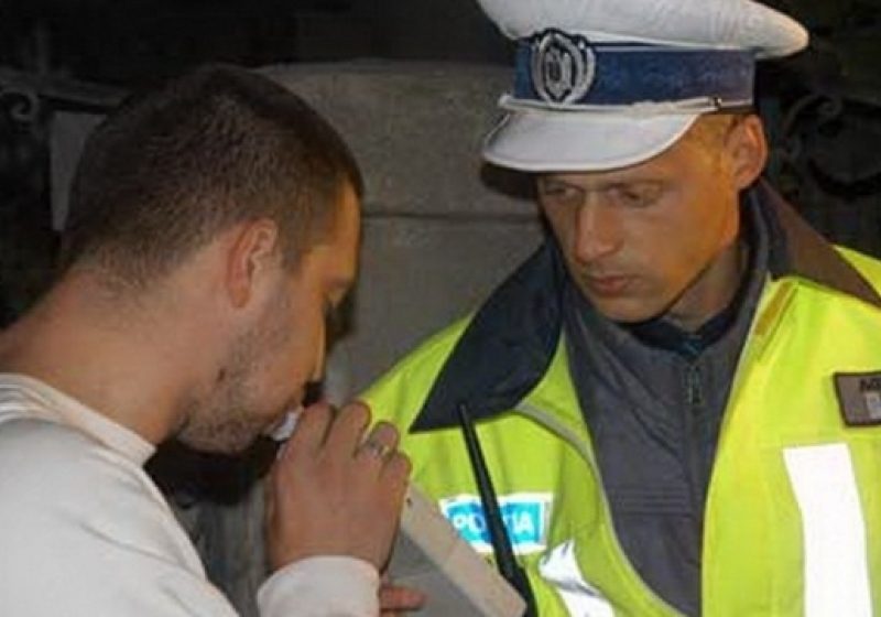 Trei infracţiuni la regimul circulaţiei rutiere, comise de un tânăr din Poienile de sub Munte