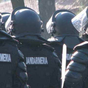 Jandarmeria a suplimentat dispozitivele pentru mitingul USL şi protestul de la Universitate. 10.000 de oameni, aşteptaţi la mitingul USL Jandarmeria a suplimentat dispozitivele pentru mitingul USL şi protestul de la Universitate. 10.000 de oameni, aşteptaţi la mitingul USL