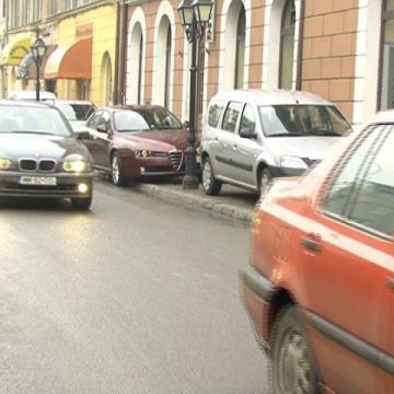 SIGHET: Lipsa locurilor de parcare din centrul municipiului Sighet crează dificultăţi chiar şi pietonilor SIGHET: Lipsa locurilor de parcare din centrul municipiului Sighet crează dificultăţi chiar şi pietonilor