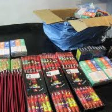 Peste 900 de petarde şi pocnitori confiscate la o singură persoană Peste 900 de petarde şi pocnitori confiscate la o singură persoană