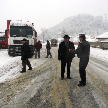 Prefectura Maramureş a solicitat suplimentarea utilajelor de intervenţie în Pasul Gutâi Prefectura Maramureş a solicitat suplimentarea utilajelor de intervenţie în Pasul Gutâi