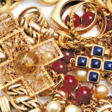 O fetiţă româncă de 10 ani a furat bijuterii în valoare de 50.000 de euro în Franţa O fetiţă româncă de 10 ani a furat bijuterii în valoare de 50.000 de euro în Franţa