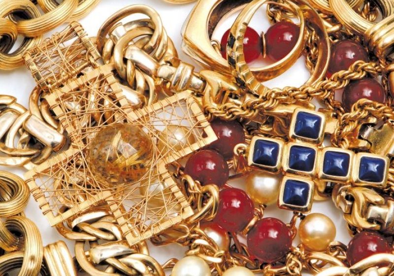 O fetiţă româncă de 10 ani a furat bijuterii în valoare de 50.000 de euro în Franţa