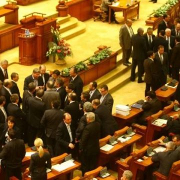 Parlamentul se reuneşte în sesiune extraordinară pentru a discuta situaţia actuală a ţării Parlamentul se reuneşte în sesiune extraordinară pentru a discuta situaţia actuală a ţării