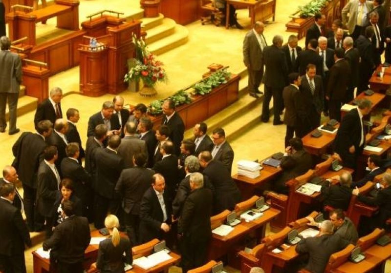 Parlamentul se reuneşte în sesiune extraordinară pentru a discuta situaţia actuală a ţării