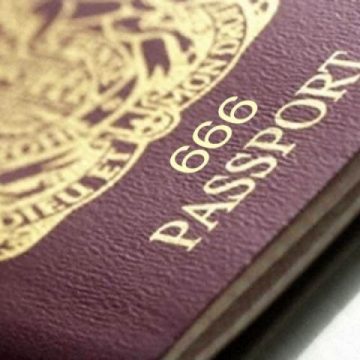 SIGHET: Sighetenii stau ore în şir la coadă pentru eliberarea unui nou paşaport SIGHET: Sighetenii stau ore în şir la coadă pentru eliberarea unui nou paşaport